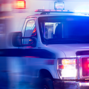 Muere niña cinco años tras caer con su madre de auto en movimiento