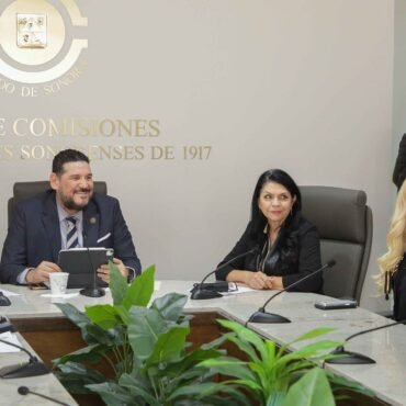 Aprueban en comisión renuncia de regidora de Carbó