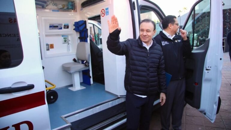 Gobernador Durazo entrega 12 ambulancias y fortalece atención de salud en Sonora